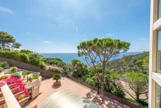 Xalet  Carrer de par�s. Chalet con vistas al mar, dentro del publo de sant feliu de gu�x