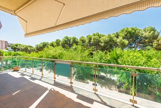 Pis  Passeig dels gu�xols. Gran piso en passeig dels gu�xols en frente del mar