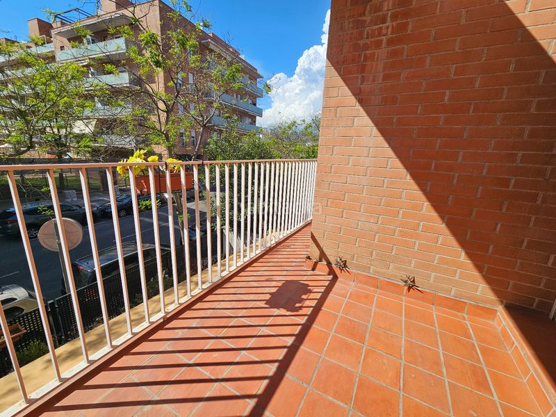 Foto 57908af9-3cff-41e9-a0c3-cb779827c86e. Casa aparellada amb aparcament piscina a Centre Reus