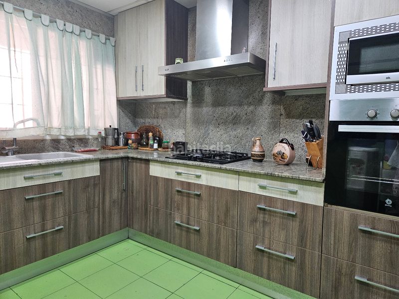 Foto 6443dd5f-7978-43a0-b9dd-3844b87b0271. Casa aparellada amb aparcament piscina a Centre Reus