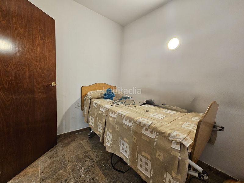 Foto d5b8f139-f86e-4356-a2e7-f3633639c63d. Casa aparellada amb aparcament piscina a Centre Reus