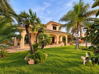 Chalet  Carrer alzira. Tu propio oasis privado en l’eliana