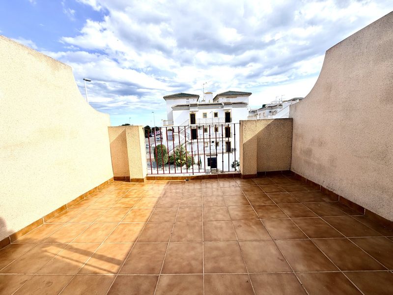 Foto 1520f072-da42-46c6-90d9-e83f499cb652. Casa adossada amb aparcament piscina a La Zenia Orihuela