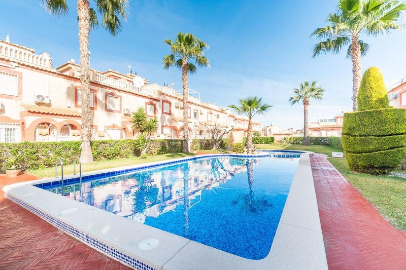 Foto e523c3ab-8bfb-4d67-8565-8583624b88eb. Casa adosada en Playa Flamenca Orihuela