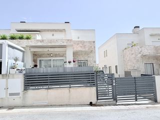 Casa adossada a Parque Acuático - Sector 25
