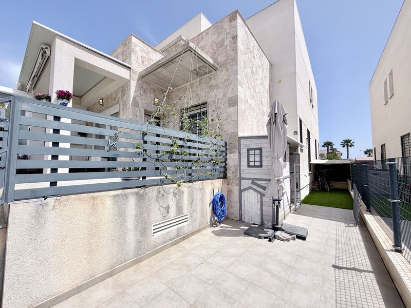 Foto 5b190f2a-796e-4da6-bf7c-2b168f95797d. Casa adossada amb aparcament piscina a Parque Acuático - Sector 25 Torrevieja