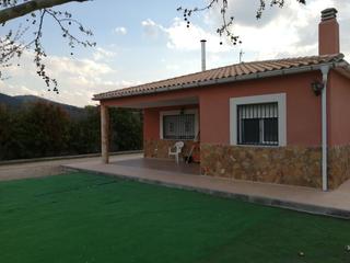 Casa a Ibi. Vende chalet con calefaccion en ibi muy buena zona