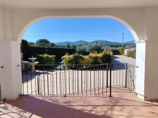 Casa en Onil. Chalet con piscina y gran terraza a 5m de castalla