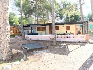 Casale in Tibi. Parcela con vivienda casa de madera y barbacoa