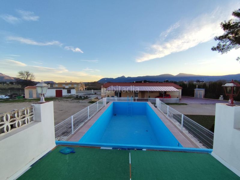 Foto e82db8f1-b86f-4177-ade1-00c93d3acef1. Masia amb piscina a Castalla