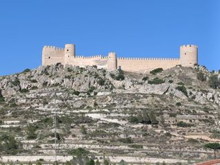 Maison à Castalla. Vivienda con garaje y jardin en castalla