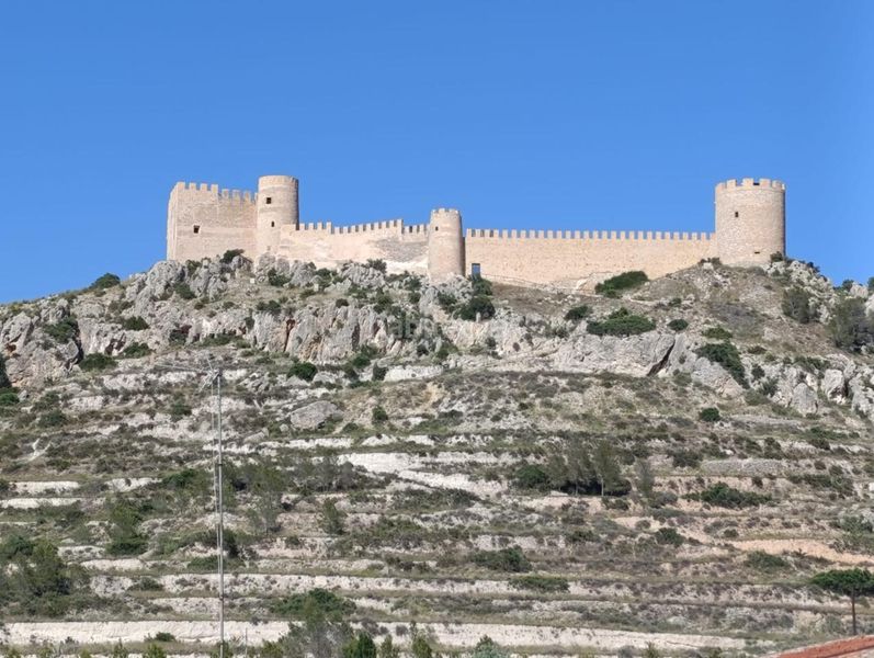 Foto 4a0bdee8-9c5d-4199-a90d-cb3ced81ba05. Casa amb aparcament a Castalla