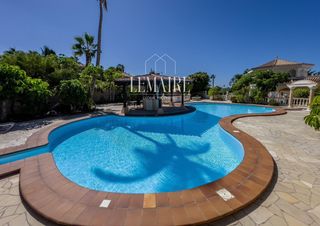 Casa in Playa del Duque. Elegante villa de diseño con suite wellness privada en bahía del