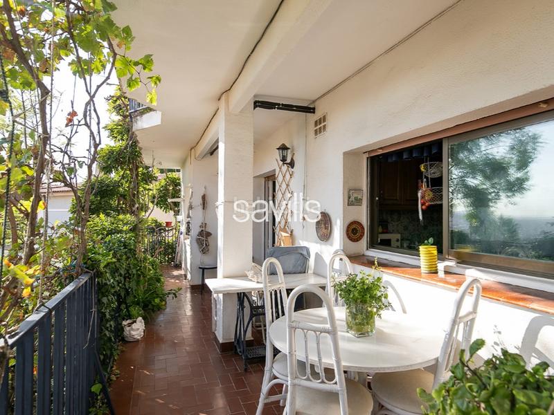 Foto 210493d5-db84-440e-bff2-77477173f56e. House with parking in La Miranda Esplugues de Llobregat