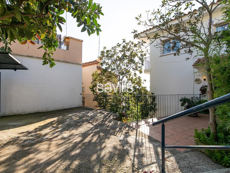 Foto 9bba78a2-5289-4ba2-a3df-47a6e6799b7f. House with parking in La Miranda Esplugues de Llobregat