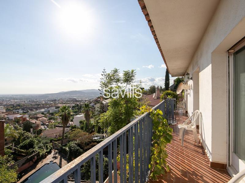 Foto a286ecc1-4ede-44ad-9d67-b66b081281b1. House with parking in La Miranda Esplugues de Llobregat