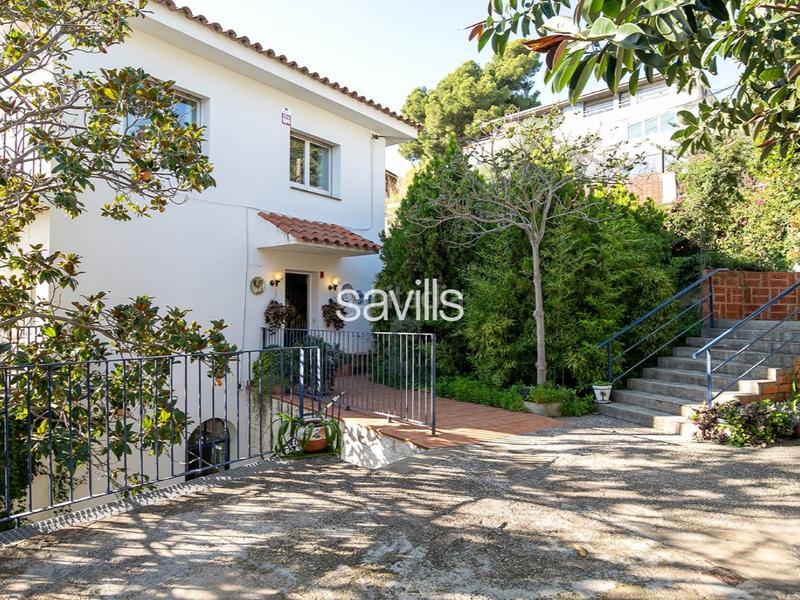 Foto a79d3efe-62e5-46e4-a09d-770c692e0d8f. House with parking in La Miranda Esplugues de Llobregat