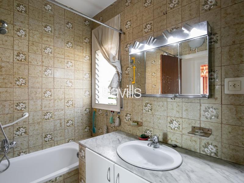 Foto c5324af5-b14d-4b6c-af9b-2f79840ea370. House with parking in La Miranda Esplugues de Llobregat