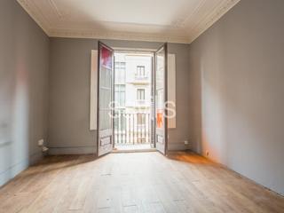 Apartment in Dreta de l´Eixample. Piso a reformar en eixample