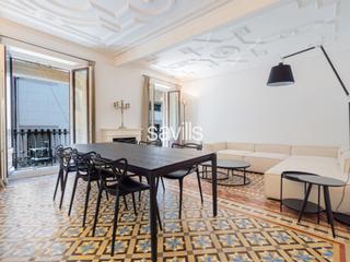 Apartamento en Raval. Elegante oasis urbano con terraza en pleno corazón de barcelona