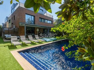 Maison à Sarrià. Lujosa villa con jardín y piscina en sarrià