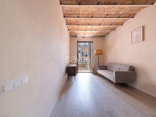 Apartamento en Raval. Piso reformado con terraza.