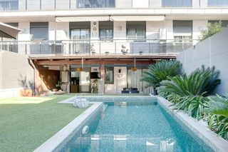 Dúplex  Carrer can mas colomé. Piso con piscina privada en corro d'avall