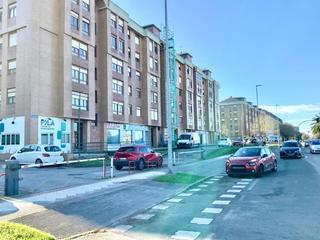 Aparcament cotxe  Av castros. Amplio garajealmacén