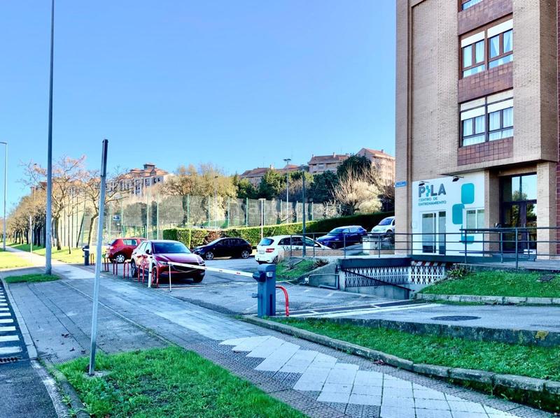 Foto fa1b2607-9f4a-49c9-b3de-c4e0b3bbcb24. Aparcament cotxe a Los Castros Santander
