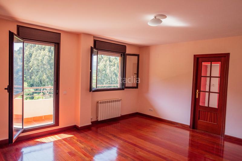 Foto ae30ee58-216a-4480-8338-77c1caaf0292. Piso se presenta una magnífica oportunidad de inversión en un piso ubicado en el pueblo . esta propiedad de tres habitaciones en Limpias