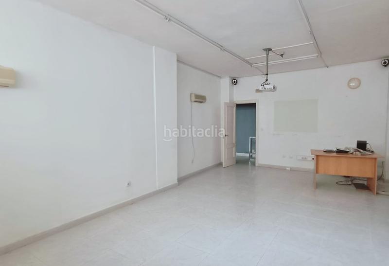 Foto 8f82c3f4-8bc8-4d8b-aa48-a67a2ecfe5ba. Alquiler local comercial se presenta una oportunidad única para alquilar un excepcional local comercial situado en el corazón de el astillero. este espacio en Astillero (El)