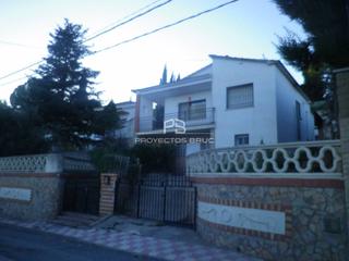 Xalet  Narcis monturiol. Torre ocupada en venta en esparreguera  can rial