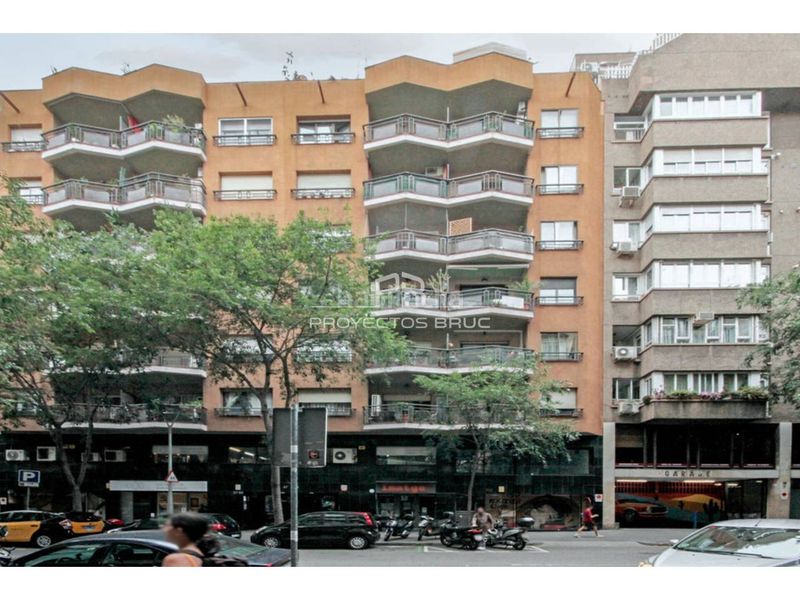 Foto a8754dde-7e78-43d9-8835-017a1bf52733. Local comercial a Sant Antoni Barcelona