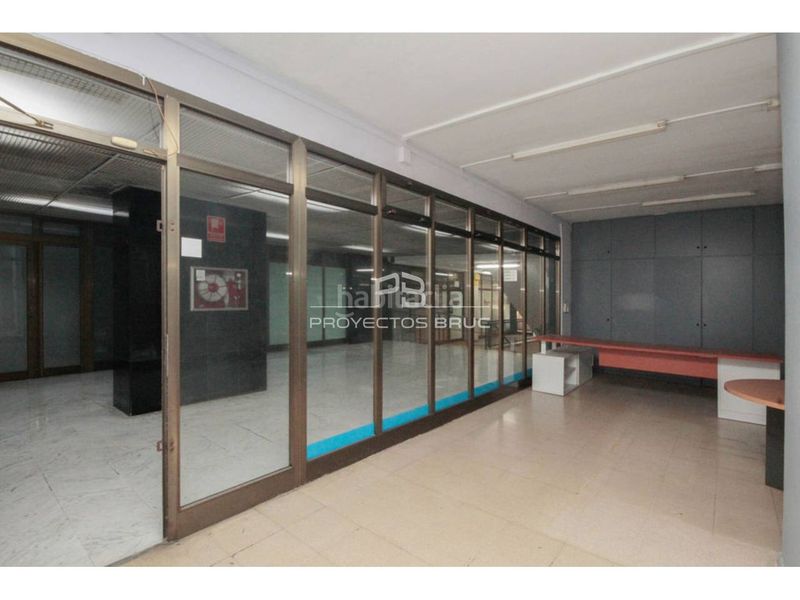 Foto e2016bbc-c8dc-4ce1-970e-aebc2128c22b. Local comercial a Sant Antoni Barcelona