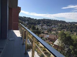 Chalet in Corbera de Llobregat. Corbera llobregat  espectacular torre con jardín, piscina y vist