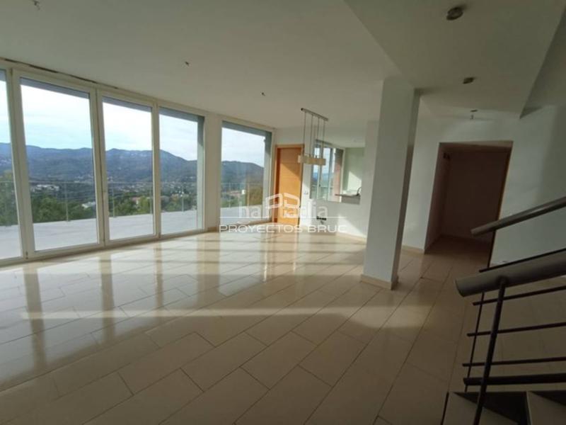 Foto 1b5557d0-7e76-4ba4-a8d9-c4a14a0c3f10. Chalet corbera llobregat espectacular torre con jardín, piscina y vistas excepcionales infórmese en Corbera de Llobregat