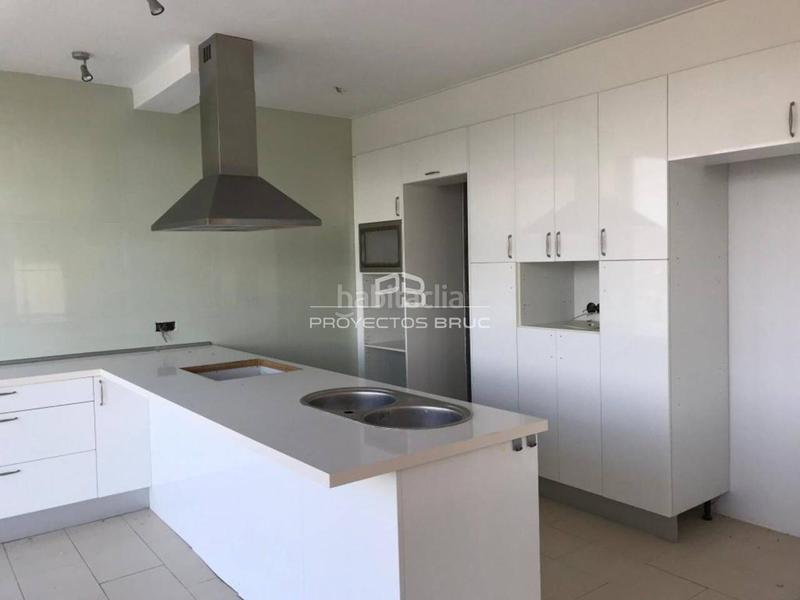Foto c5bddf5d-0b97-4706-aed1-16035e1cde33. Chalet corbera llobregat espectacular torre con jardín, piscina y vistas excepcionales infórmese en Corbera de Llobregat