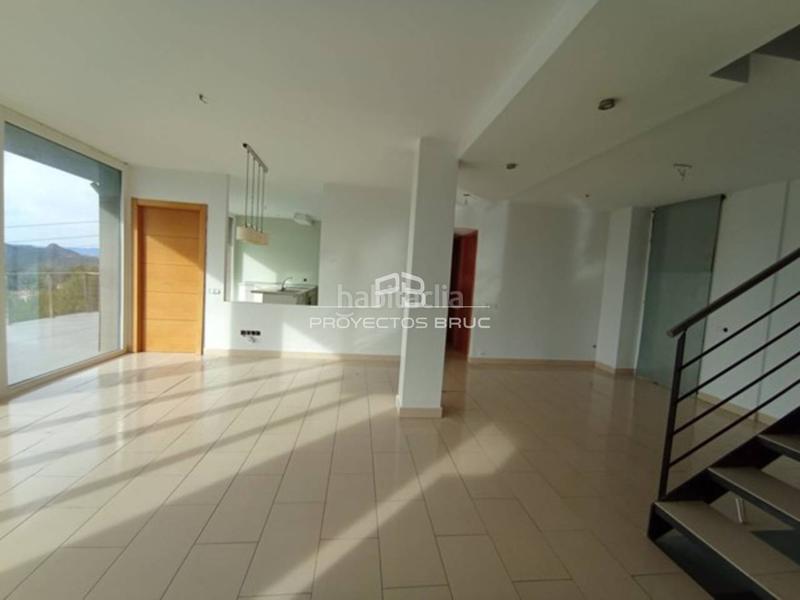 Foto f6c98163-960a-46f4-a361-f331a8f5574d. Chalet corbera llobregat espectacular torre con jardín, piscina y vistas excepcionales infórmese en Corbera de Llobregat