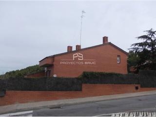Chalet à Corbera de Llobregat. Corbera llobregat  casa adosada con patiojardín, terraza  infórm