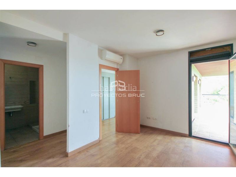 Foto 0dd713be-cd5a-4dd8-8405-97e19076ebaf. Xalet amb aparcament a Corbera de Llobregat