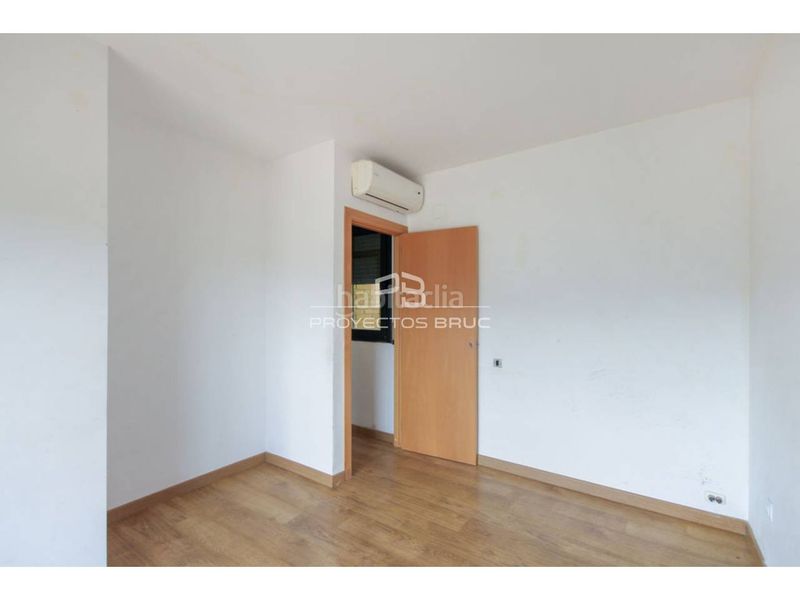 Foto a339e241-b08b-4dd5-87fd-5f08e371c995. Xalet amb aparcament a Corbera de Llobregat