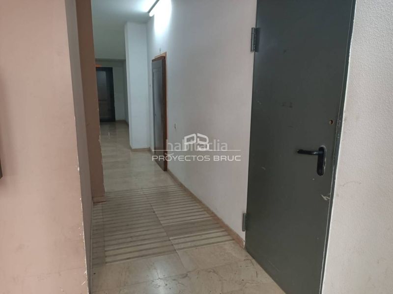 Foto 3f2b4708-c07d-44fc-86fe-6d4ec6d43f21. Local comercial a Llevant Igualada