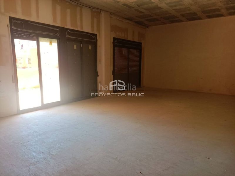 Foto f05d5d2a-6c0e-4c1e-a3ce-033089b7216c. Local comercial a Llevant Igualada