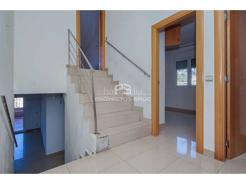 Foto 7da76122-1636-44f1-acca-d4501eb400f8. Xalet amb aparcament piscina a Cervelló