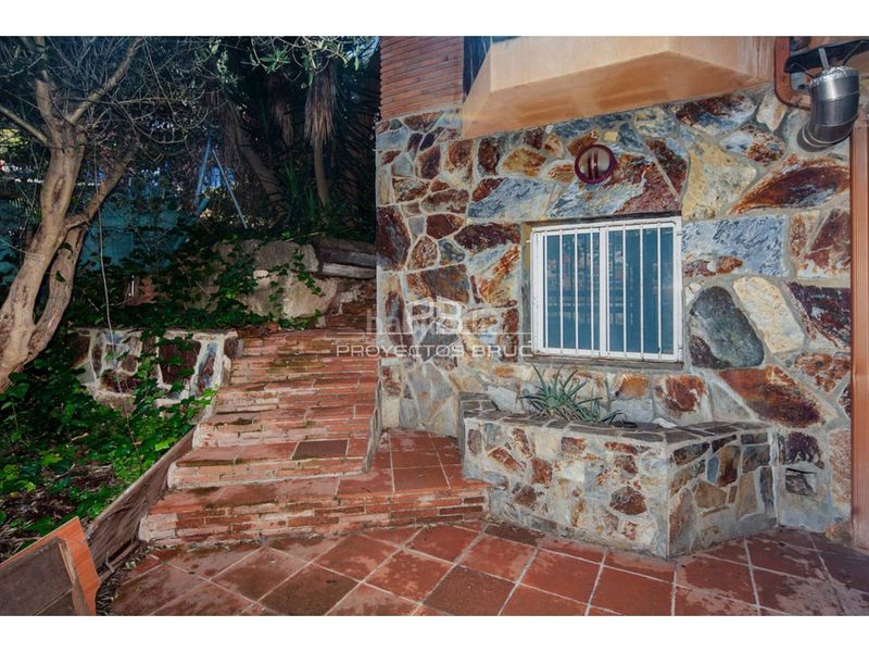 Foto dc9a36bb-a3f8-4db6-aff5-c53ff7e6b494. Xalet amb aparcament piscina a Cervelló