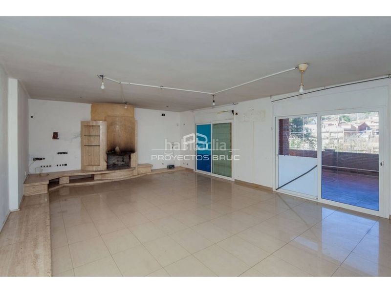 Foto f74f988b-5709-4f74-b14d-8eb681d42ecb. Xalet amb aparcament piscina a Cervelló