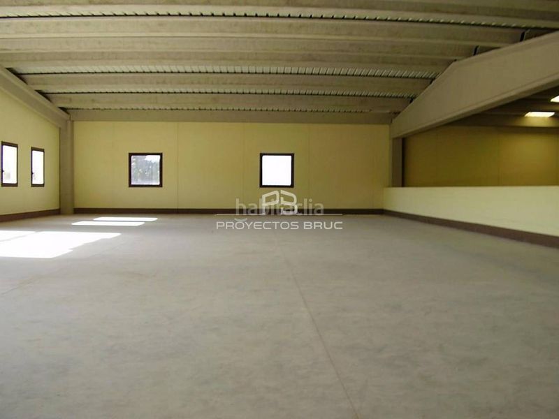 Foto c5069e7e-09f6-4c57-b116-b76a30312858. Location bâtiment à usage industriel dans Abrera