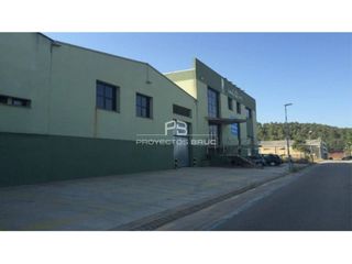 Fabrikhalle in Artés. Artés  edificio industrial compuesto de 4 naves adosadas en vent