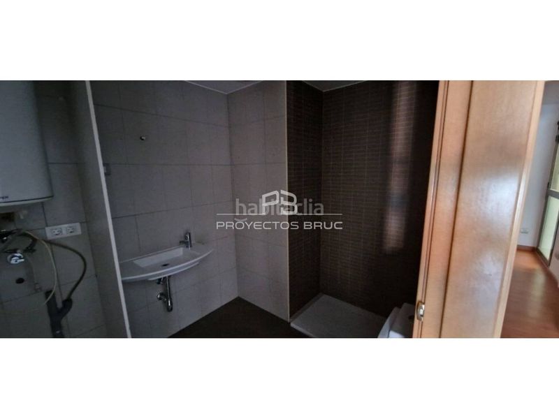 Foto 3ce8c8b2-3bfe-4a04-9691-accd3cd26d21. Edifici a Poble Nou Manresa