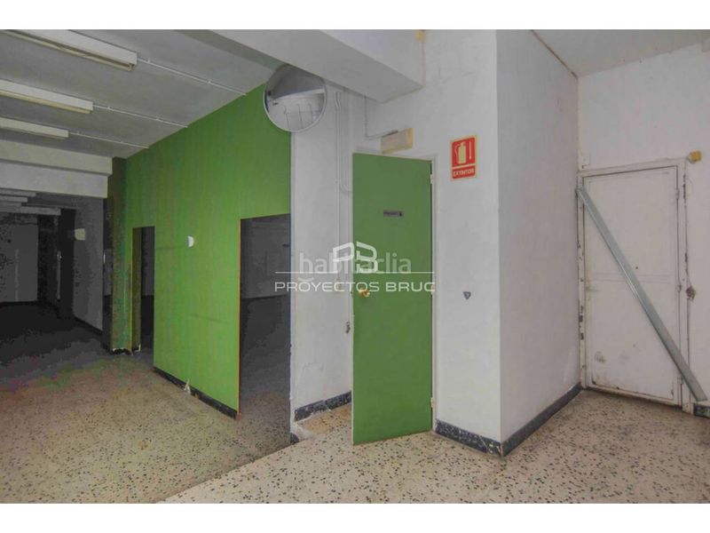 Foto dea36fbb-1214-408a-b4ca-4652a2823137. Local comercial a Sant Antoni Barcelona
